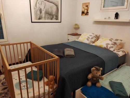 ein Schlafzimmer mit einem Kinderbett und zwei Teddybären in der Unterkunft Villa Koskikorento in Kannus
