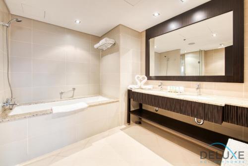 Koupelna v ubytování Splendid 2BR at Royal Amwaj Palm Jumeirah by Deluxe Holiday Homes