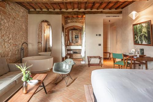 1 dormitorio con cama, bañera y mesa en Paradis Agricole en Pietrasanta