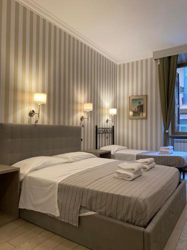 ローマにあるローマ オレンジ インのホテルルーム ベッド2台(タオル付)