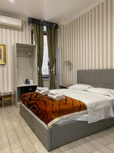 a bedroom with a large bed and a mirror at Rome Orange Inn in Rome