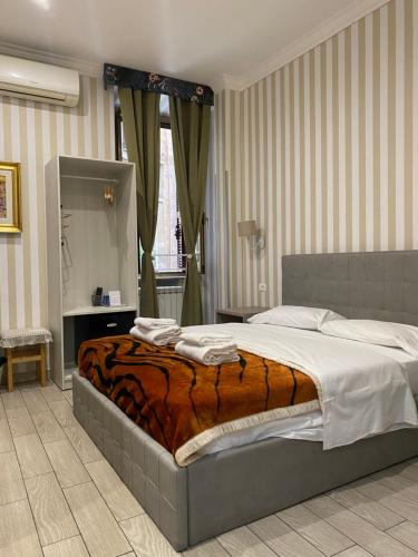 ローマにあるローマ オレンジ インのベッドルーム(大型ベッド1台、鏡付)