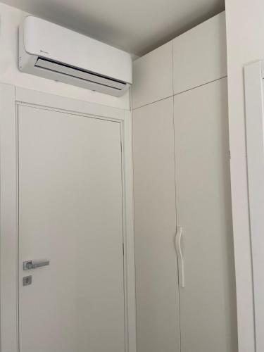 a room with a ceiling fan and a closet at Rosso Conero - Le Grotte Rooms & Apartments in Camerano