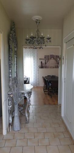 un salon avec une table et une salle à manger dans l'établissement Maison chaleureuse, à Casseneuil