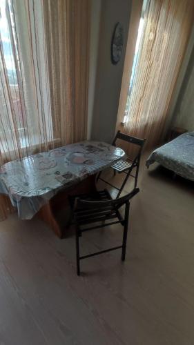 einen Tisch und einen Stuhl in einem Zimmer in der Unterkunft New vip 278 in Agaraki