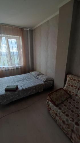 ein Schlafzimmer mit einem Bett und einem Stuhl darin in der Unterkunft New vip 278 in Agaraki