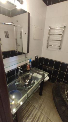 ein Badezimmer mit einem Waschbecken, einem Spiegel und einem WC in der Unterkunft New vip 278 in Agaraki