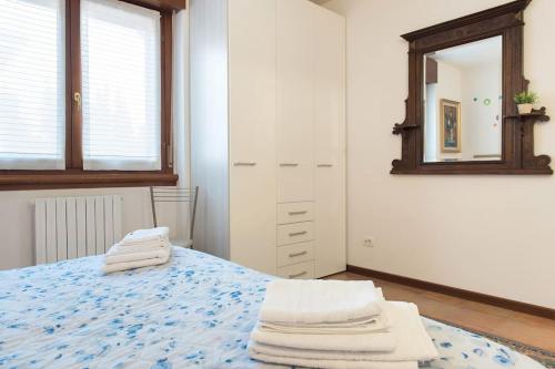 ヴェローナにあるAppartamento bilocaleのベッドルーム1室(タオル付)