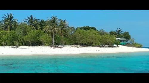 mała wyspa z domem na plaży w obiekcie MINNAIY w mieście Guraidhoo