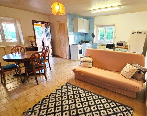 un salon avec un canapé et une table dans l'établissement Gîte l'étang des Soays, étang de pêche privé, à Saint-Émiland