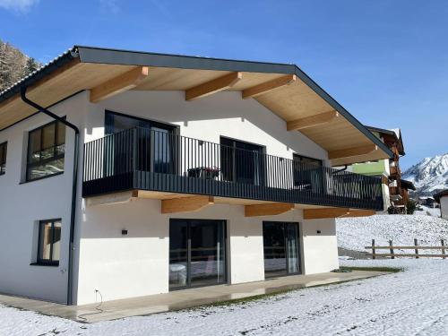 Una casa en la nieve con balcón en Feiserhof Navis - Appartements, en Navis