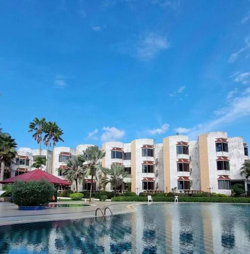 Bazén v ubytování Palmeraiebeach Resort Rayong ปาล์มมาลี บีช รีสอร์ท ระยอง 罗勇棕榈树海滩酒店 nebo v jeho okolí