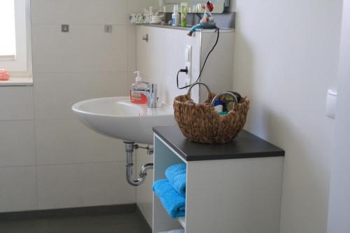フレンスブルクにあるfrische Briseのバスルーム(シンク、カウンターのバスケット付)