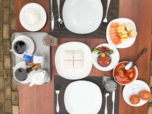 an overhead view of plates of food on a table at Dollyz Home - Sri Lanka in Ambalangoda
