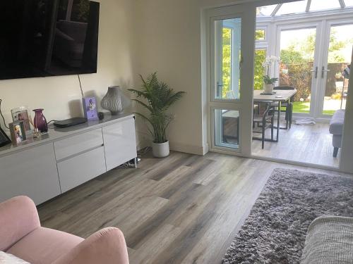 a living room with a couch and a table with chairs at Princes Risborough, Buckinghamshire, comfortable double room, quiet and central location in Buckinghamshire