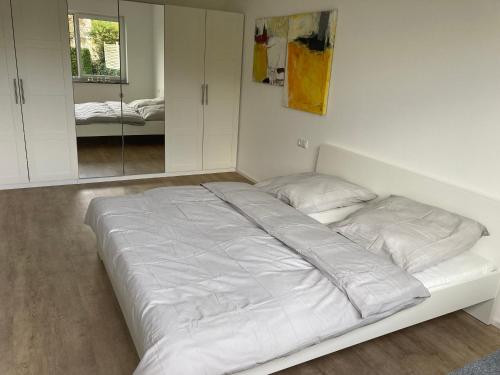 מיטה או מיטות בחדר ב-70 qm Wohnung in Weinstadt Strümpfelbach