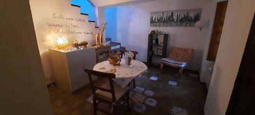 Kleines Zimmer mit einem Tisch und einem Kühlschrank. in der Unterkunft San Rocco di Villa di Isola D'Asti in Asti