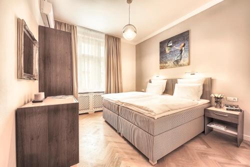 プラハにあるMilosrdnych Apartmentsのベッドルーム1室(大型ベッド1台付)