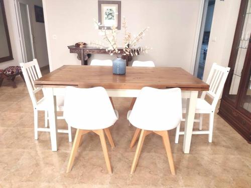 Charming & Spacious Apartment in Historic Centre & short walk to Beach