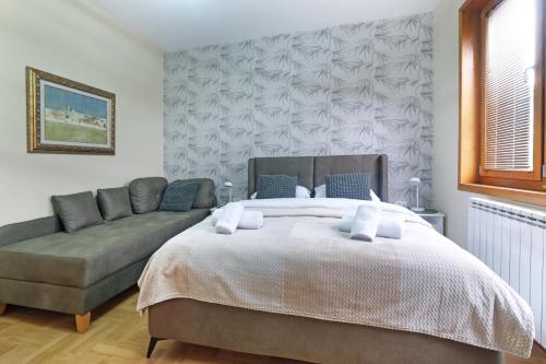 1 dormitorio con 1 cama grande y 1 sofá en Relax Home Downtown Apartment, en Belgrado