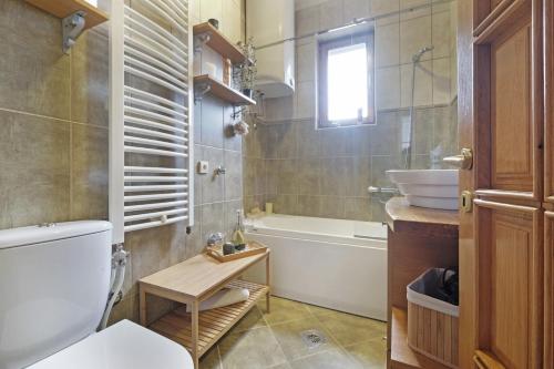 y baño con aseo, lavabo y bañera. en Relax Home Downtown Apartment, en Belgrado