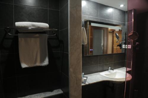 Bilik mandi di Liberté Hotels Oran