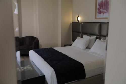 Katil atau katil-katil dalam bilik di Liberté Hotels Oran