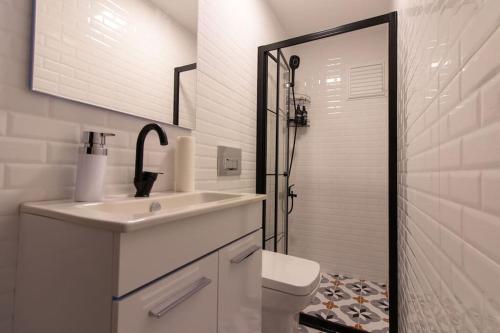 Warm & Cozy 3BR Apartment in Central Kadıköy! في إسطنبول: حمام مع مرحاض ومغسلة ودش