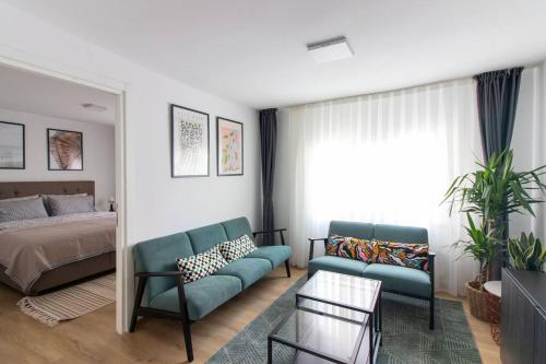 Warm & Cozy 3BR Apartment in Central Kadıköy! في إسطنبول: غرفة معيشة مع سرير وأريكة وطاولة