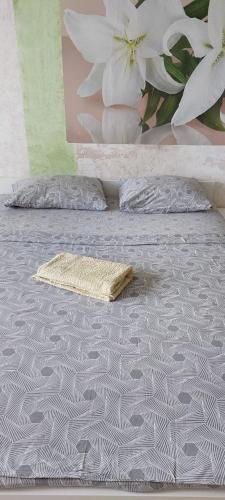 Cama con colchón y colcha con almohada en VIP apart 284, en Tiflis