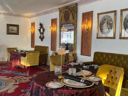 Un lugar para sentarse en Le Metropole Luxury Heritage Hotel Since 1902 by Paradise Inn Group