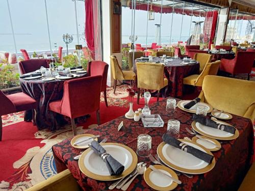 Un restaurante u otro lugar para comer en Le Metropole Luxury Heritage Hotel Since 1902 by Paradise Inn Group
