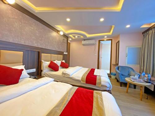 Habitación de hotel con 2 camas y escritorio en Hotel White Rabbit en Katmandú
