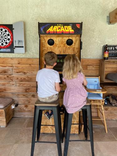 a boy and a girl playing a video game at Le Mas Andoli in Tresques