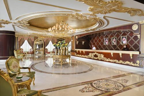 فندق موڤنبيك سيتي ستار جدة في جدة: غرفة كبيرة فيها ثريا وطاولة