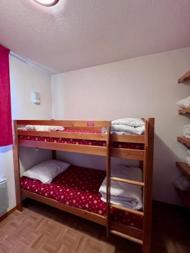 Ce lit superposé se trouve dans un dortoir doté de 2 lits superposés. dans l'établissement Appartement 4 personnes avec piscine intérieure, à Puy-Saint-Vincent