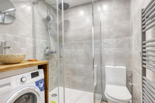 une salle de bain avec une machine à laver et un lave-linge dans l'établissement Stylish & New 1 Bdr Flat with A/C-Trendy Paris 11, à Paris