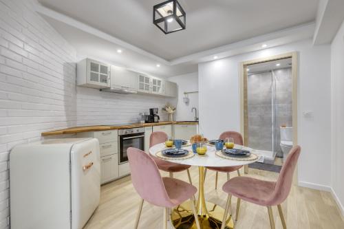 une cuisine avec une table et des chaises dans une cuisine dans l'établissement Stylish & New 1 Bdr Flat with A/C-Trendy Paris 11, à Paris