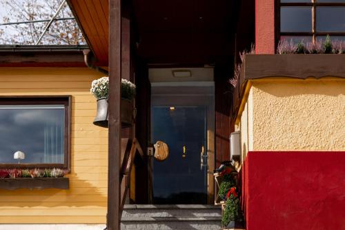 une porte bleue d'une maison avec une fenêtre dans l'établissement Hotel zum See, Titisee, à Titisee-Neustadt