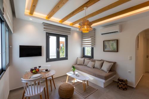 un soggiorno con divano e tavolo di Juliano luxury apartments, port of Naxos a Naxos Chora