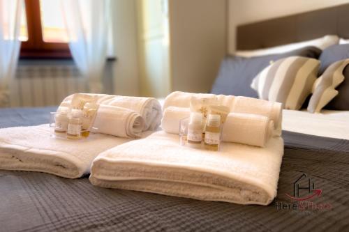 um par de toalhas sentadas em cima de uma cama em [Varazze Center] Free Parking • WiFi • Disney+ em Varazze