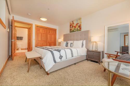 um quarto com uma cama, uma mesa e uma cadeira em Targhee Rentals 122 in Driggs Idaho near Grand Targhee Ski Resort King Size Bed em Driggs