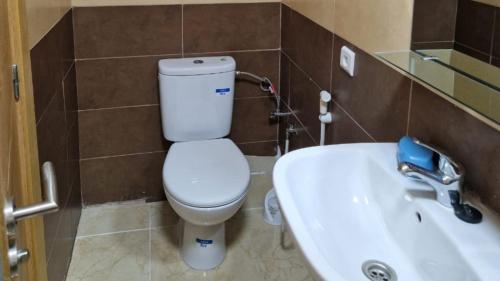 uma casa de banho com um WC e um lavatório em Elégant appartement Chez Yalah em Temara