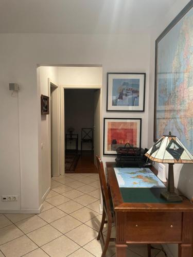 ein Esszimmer mit einem Tisch und einer Karte an der Wand in der Unterkunft Apartament spațios în Timișoara in Timişoara