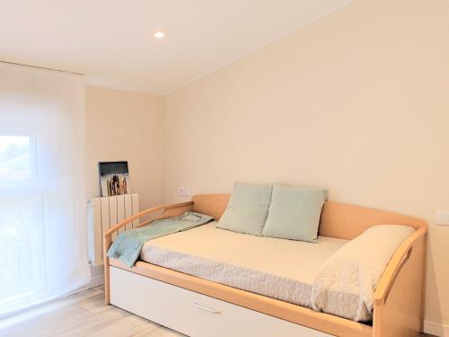 Łóżko w pokoju z: w obiekcie Apartamentos Baldenora w mieście Llanes