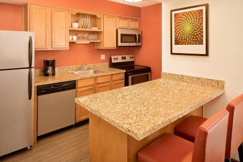 Una cocina o zona de cocina en Residence Inn San Jose Campbell