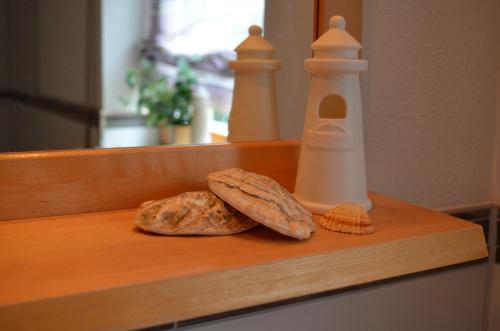 Un mostrador con una galleta y una botella. en Vier-Zimmer-Wohnung mit Garten zwischen Salzburg und Königssee, en Ainring
