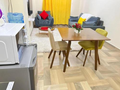 uma cozinha e sala de jantar com mesa e cadeiras em Lake View Plaza Apartments Nakuru Town em Nakuru