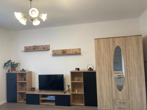 sala de estar con puerta de madera y TV en Wohnung in Haus, en Neunkirchen