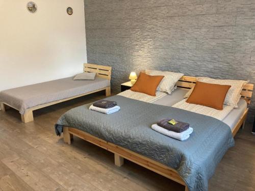 Habitación con 2 camas y toallas. en Wohnung in Haus en Neunkirchen